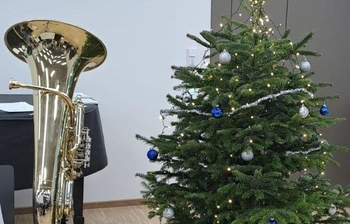 Weihnachtsbaum mit Tuba 2